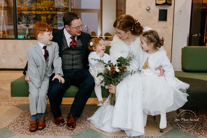 Wedding photos with children. Bride and groom with their children. Mariage à Chicoutimi en hiver. Photographe de mariage au Saguenay. Mariage Hôtel Chicoutimi.