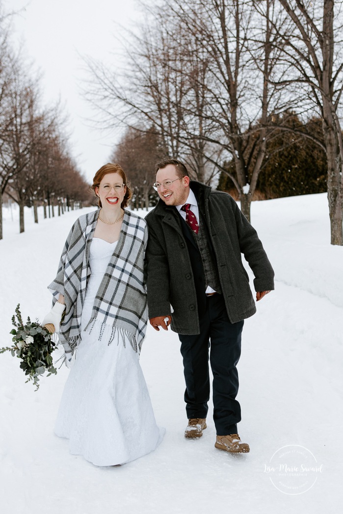 Winter wedding photos. Snowy wedding photos. Mariage à Chicoutimi en hiver. Photographe de mariage au Saguenay. Vieux-Port de Chicoutimi. Zone portuaire Chicoutimi.