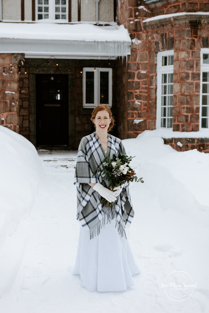 Bride portrait in the snow. Winter wedding photos. Snowy wedding photos. Architecture wedding photos. Mariage à Chicoutimi en hiver. Photographe de mariage au Saguenay. Maison John Murdock Chicoutimi.