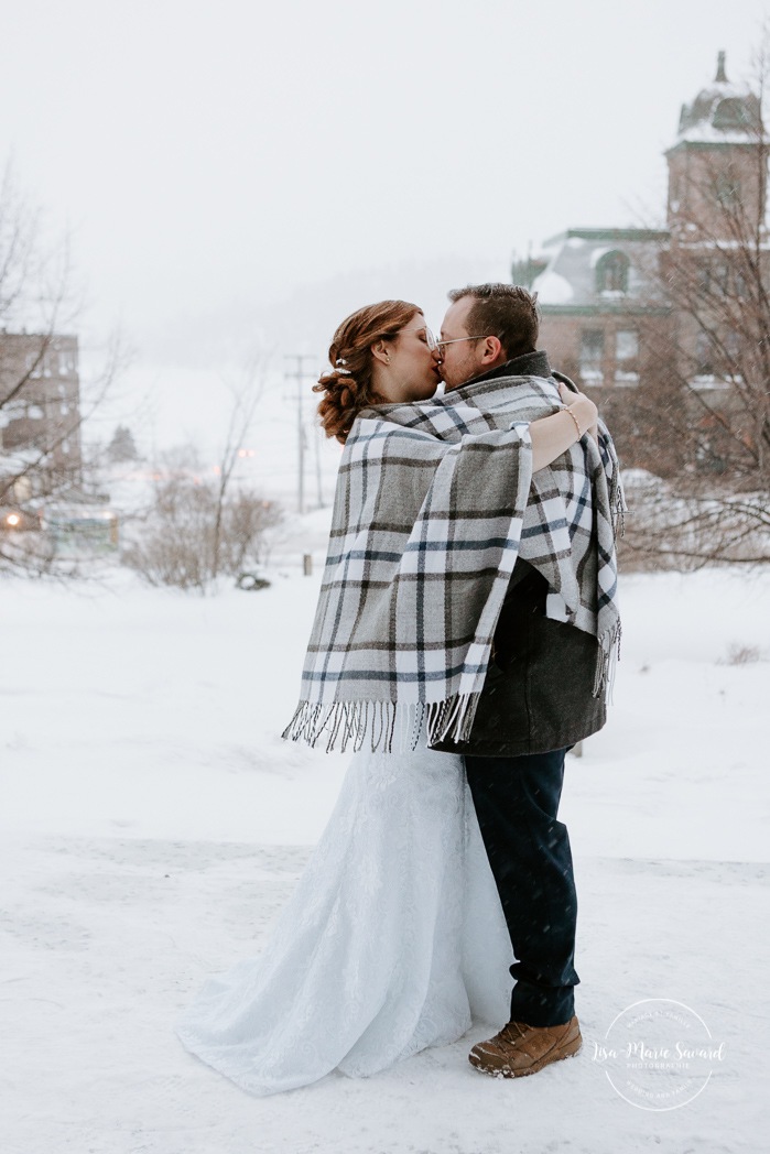 Winter wedding photos. Snowy wedding photos. Mariage à Chicoutimi en hiver. Photographe de mariage au Saguenay. Mariage Hôtel Chicoutimi. Centre-ville de Chicoutimi.