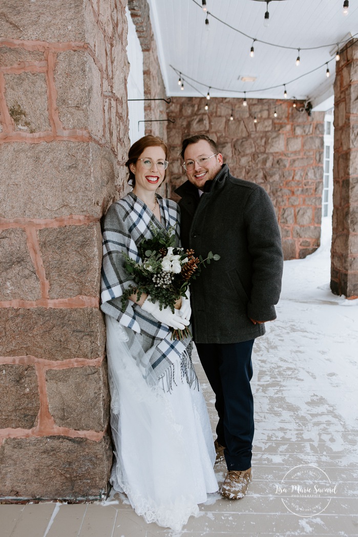 Winter wedding photos. Snowy wedding photos. Architecture wedding photos. Mariage à Chicoutimi en hiver. Photographe de mariage au Saguenay. Maison John Murdock Chicoutimi.