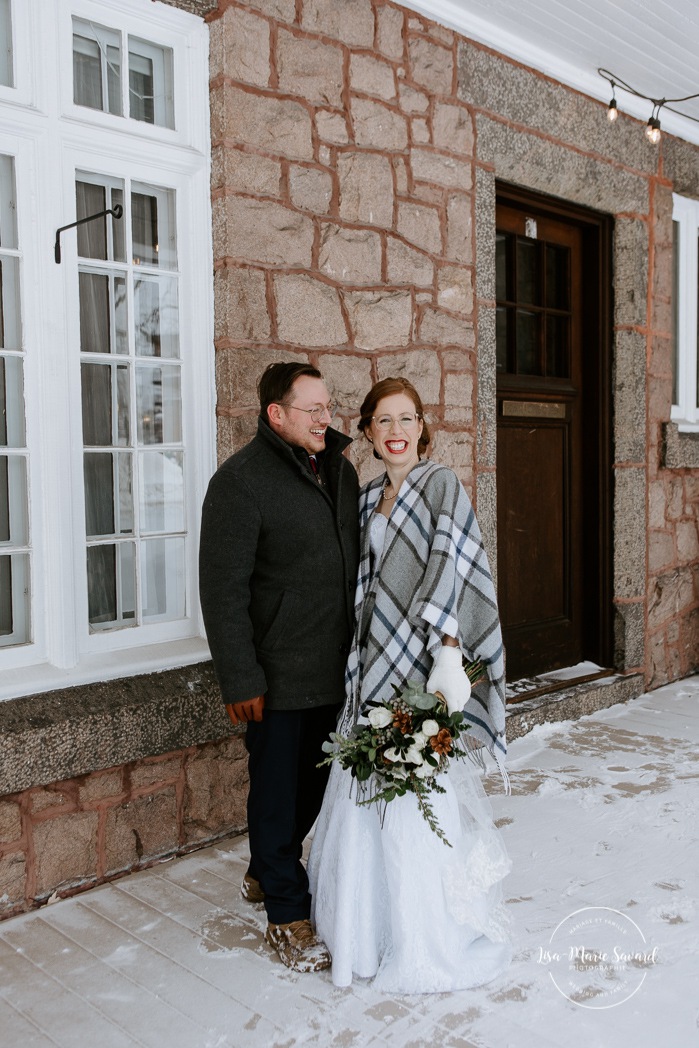 Winter wedding photos. Snowy wedding photos. Architecture wedding photos. Mariage à Chicoutimi en hiver. Photographe de mariage au Saguenay. Maison John Murdock Chicoutimi.