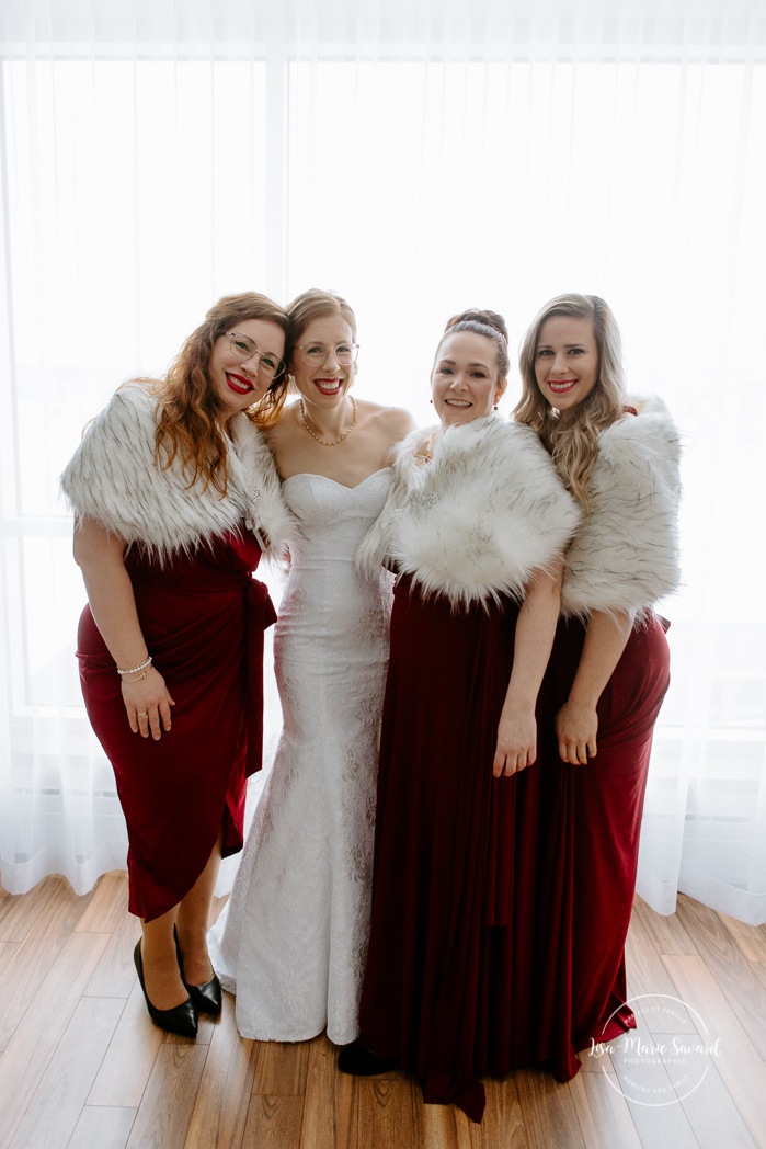 Bride getting ready with bridesmaids in hotel room. Winter wedding photos. Mariage à Chicoutimi en hiver. Mariage Hôtel Chicoutimi. Photographe de mariage au Saguenay.