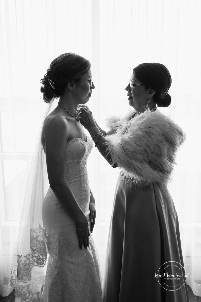 Bride getting ready with mother in hotel room. Winter wedding photos. Mariage à Chicoutimi en hiver. Mariage Hôtel Chicoutimi. Photographe de mariage au Saguenay.