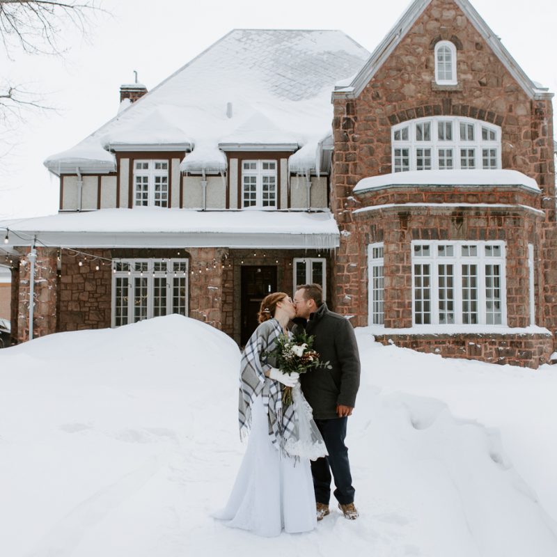 Winter first look. Wedding first look in the snow. Winter wedding photos. Mariage à Chicoutimi en hiver. Photographe de mariage au Saguenay. Maison John Murdock Chicoutimi.