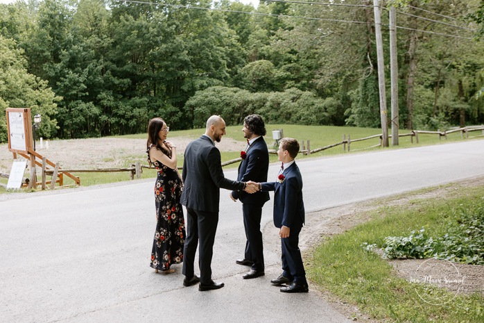Guests arriving at outdoor ceremony. Mariage au Pavillon des Gallant. Auberge des Gallant wedding. Photographe mariage Montréal. Montreal wedding photographer.