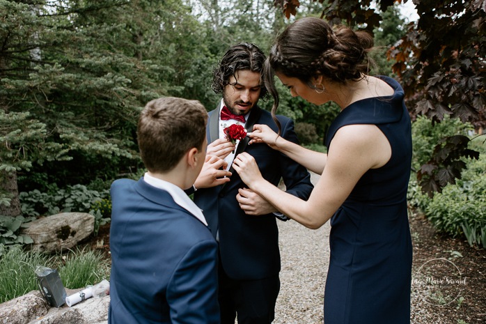 Groom getting ready outside. Groom with best woman and son. Mariage à l'Auberge des Gallant. Auberge des Gallant wedding. Photographe mariage Montréal. Montreal wedding photographer.