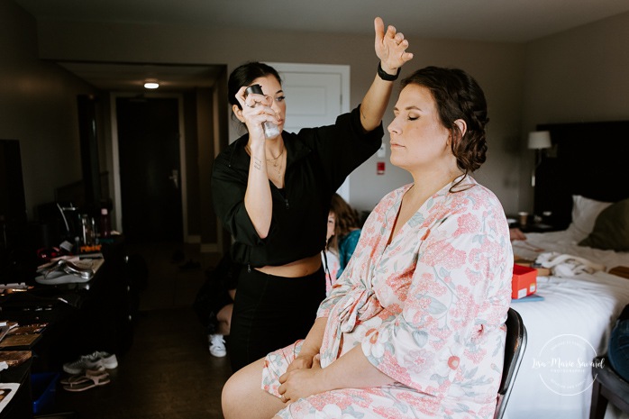 Bride getting ready with daughters in hotel room. Mariage à l'Auberge des Gallant. Auberge des Gallant wedding. Photographe mariage Montréal. Montreal wedding photographer.