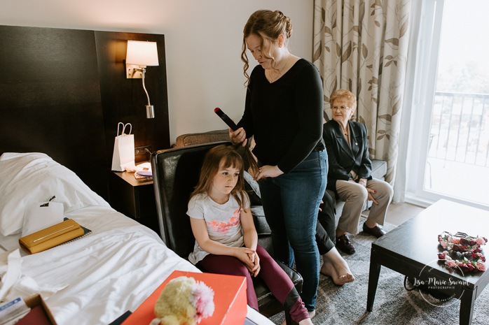 Bride getting ready with daughters in hotel room. Mariage à l'Auberge des Gallant. Auberge des Gallant wedding. Photographe mariage Montréal. Montreal wedding photographer.