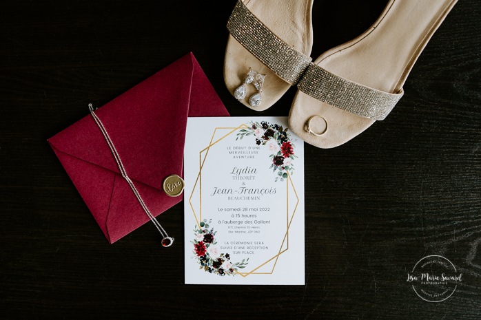 Wedding flat lay burgundy green and gold color palette. Mariage à l'Auberge des Gallant. Auberge des Gallant wedding. Photographe mariage Montréal. Montreal wedding photographer.