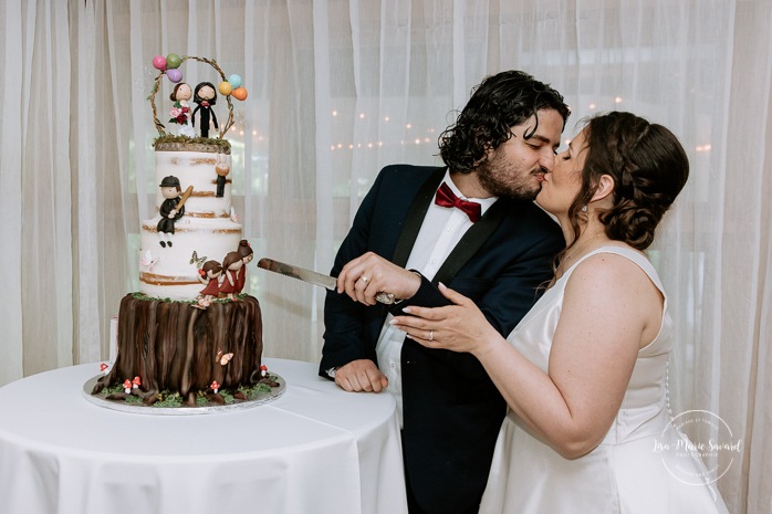 Bride and groom cutting the cake. Mariage au Pavillon des Gallant. Auberge des Gallant wedding. Photographe mariage Montréal. Montreal wedding photographer.
