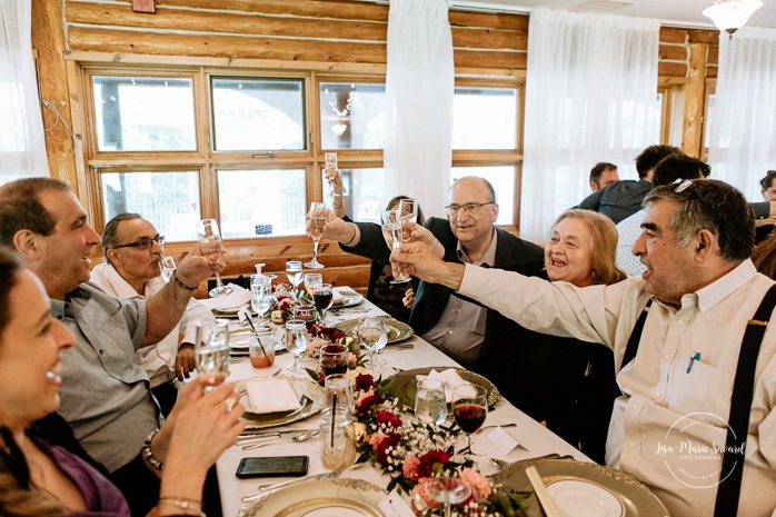Guests doing a toast during wedding reception. Mariage au Pavillon des Gallant. Auberge des Gallant wedding. Photographe mariage Montréal. Montreal wedding photographer.