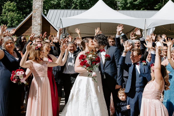 Group photo with all guests in front of reception venue. Mariage au Pavillon des Gallant. Auberge des Gallant wedding. Photographe mariage Montréal. Montreal wedding photographer.