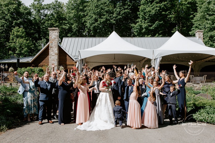 Group photo with all guests in front of reception venue. Mariage au Pavillon des Gallant. Auberge des Gallant wedding. Photographe mariage Montréal. Montreal wedding photographer.