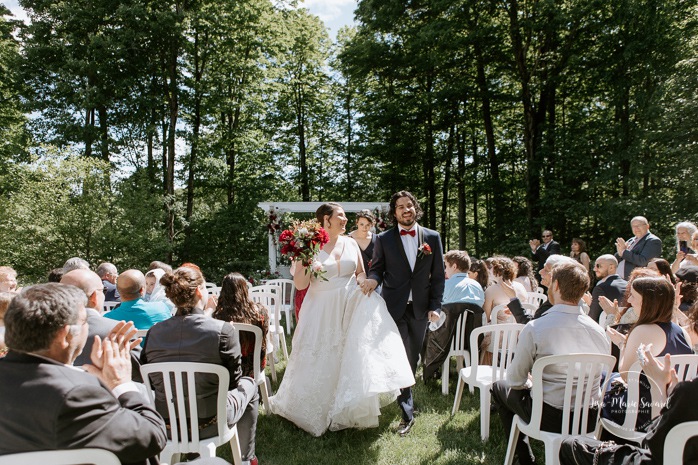 Bride and groom ceremony exit. Outdoor wedding ceremony. Mariage au Pavillon des Gallant. Auberge des Gallant wedding. Photographe mariage Montréal. Montreal wedding photographer.