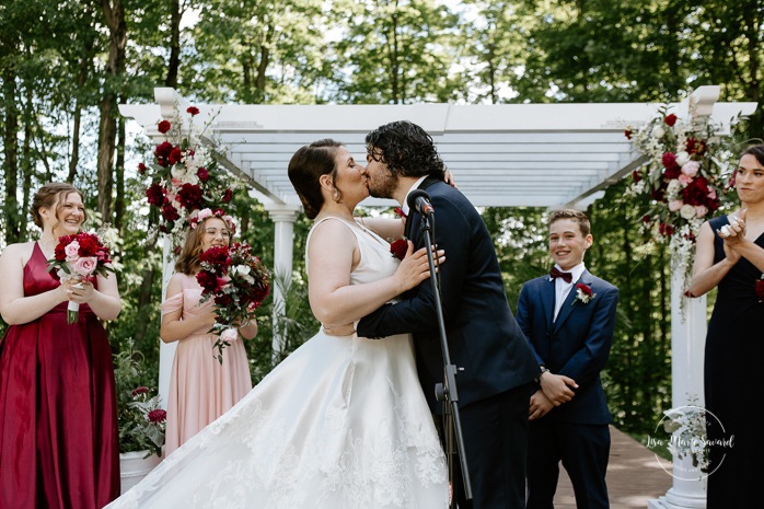 Bride and groom first kiss. Outdoor wedding ceremony. Mariage au Pavillon des Gallant. Auberge des Gallant wedding. Photographe mariage Montréal. Montreal wedding photographer.