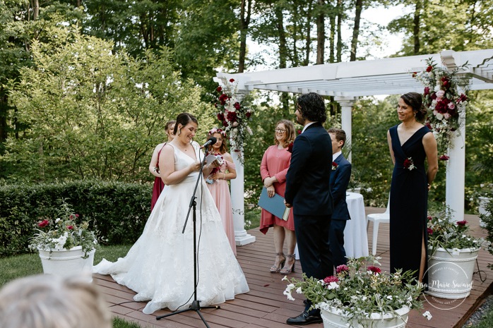 Outdoor wedding ceremony. Mariage au Pavillon des Gallant. Auberge des Gallant wedding. Photographe mariage Montréal. Montreal wedding photographer.