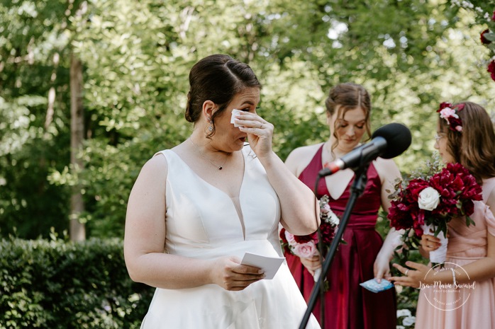 Bride crying when reading vows. Outdoor wedding ceremony. Mariage au Pavillon des Gallant. Auberge des Gallant wedding. Photographe mariage Montréal. Montreal wedding photographer.