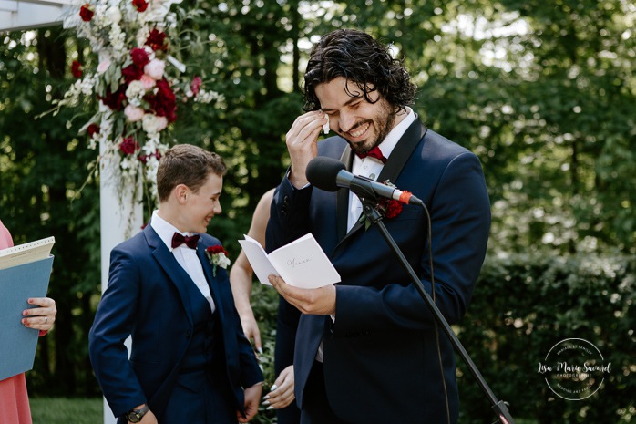 Groom crying when reading vows. Outdoor wedding ceremony. Mariage au Pavillon des Gallant. Auberge des Gallant wedding. Photographe mariage Montréal. Montreal wedding photographer.