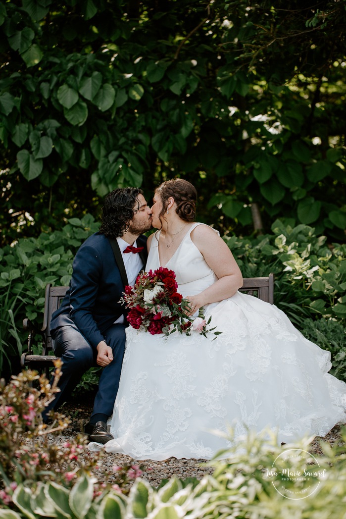 Wedding photos in outdoor garden. Burgundy green white pink wedding colors. Mariage au Pavillon des Gallant. Auberge des Gallant wedding. Photographe mariage Montréal. Montreal wedding photographer.