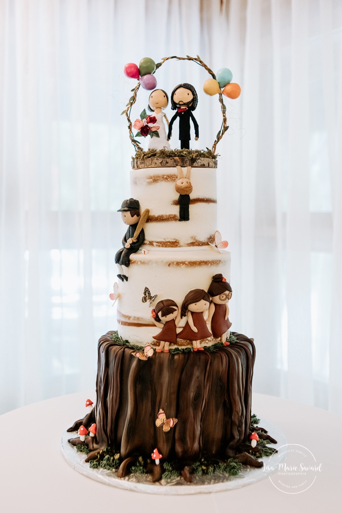 Rustic wedding cake. Wedding cake with custom family members. Mariage au Pavillon des Gallant. Auberge des Gallant wedding. Photographe mariage Montréal. Montreal wedding photographer.