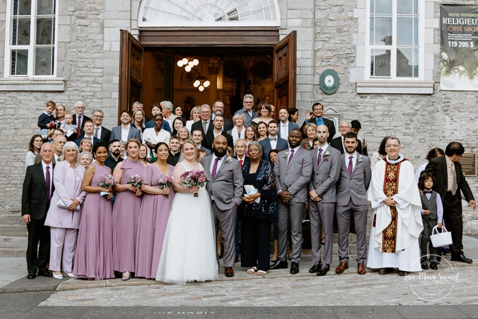 Group photo in front of church. Wedding ceremony in patrimonial church. Mariage église Notre-Dame-des-Victoires. Mariage dans le Vieux-Québec. Photographe mariage Québec. Old Quebec wedding photos.