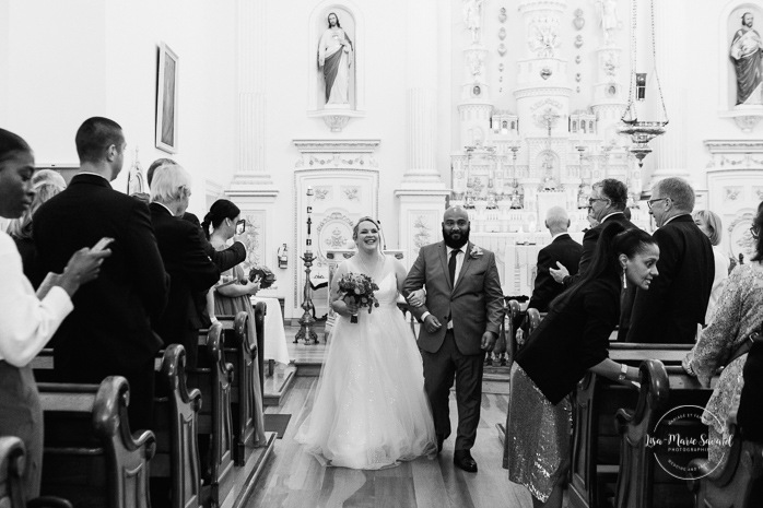 Bride and groom ceremony exit. Wedding ceremony in patrimonial church. Mariage église Notre-Dame-des-Victoires. Mariage dans le Vieux-Québec. Photographe mariage Québec. Old Quebec wedding photos.