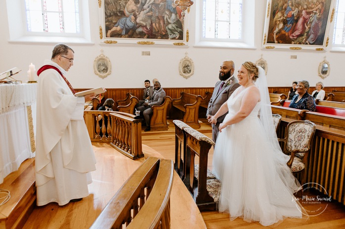 Wedding ceremony in patrimonial church. Mariage église Notre-Dame-des-Victoires. Mariage dans le Vieux-Québec. Photographe mariage Québec. Old Quebec wedding photos.