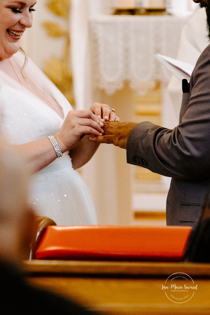 Bride and groom exchanging rings. Wedding ceremony in patrimonial church. Mariage église Notre-Dame-des-Victoires. Mariage dans le Vieux-Québec. Photographe mariage Québec. Old Quebec wedding photos.