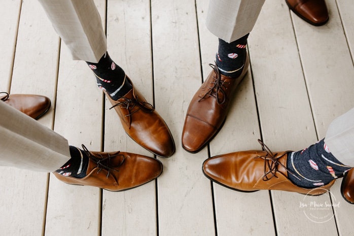 Groom and groomsmen showing shoes and special socks. Photographe de mariage en Mauricie. Mariage Le Baluchon Éco-Villégiature. 