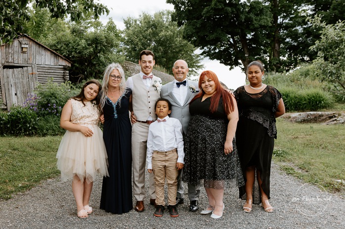 Wedding family photo. Groom with parents, sister and nibblings. Photographe de mariage en Mauricie. Mariage Le Baluchon Éco-Villégiature. 