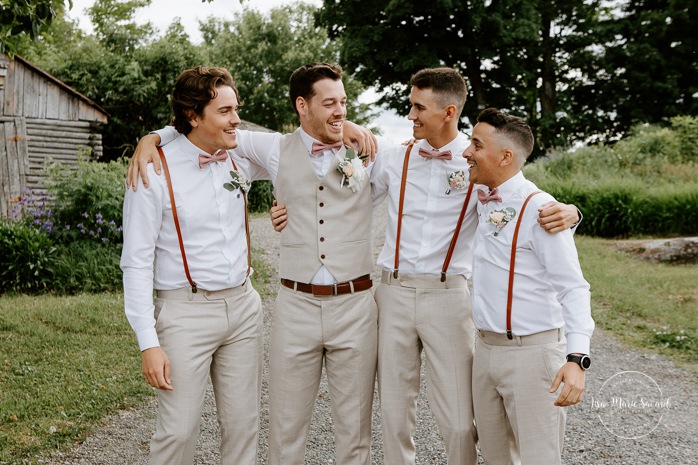 Bridal party photos three groomsmen. Wedding party with three groomsmen. Photographe de mariage en Mauricie. Mariage Le Baluchon Éco-Villégiature. 