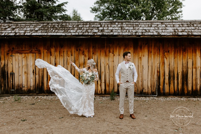Romantic wedding photos in front of wood barn. Photographe de mariage en Mauricie. Mariage Le Baluchon Éco-Villégiature. 