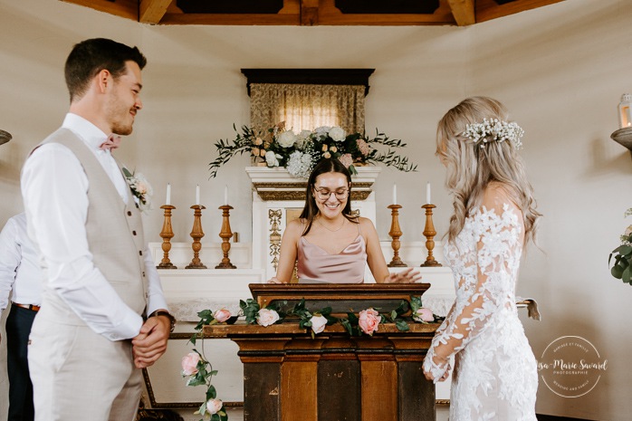 Wedding ceremony in intimate chapel. Photographe de mariage en Mauricie. Mariage Le Baluchon Éco-Villégiature. 
