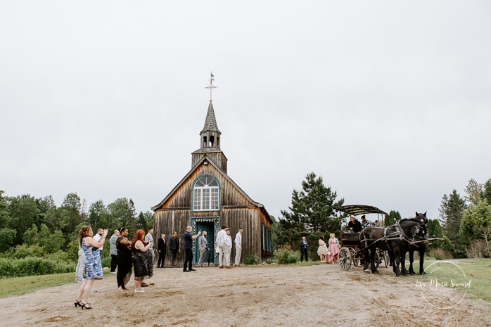 Wedding ceremony in intimate chapel. Photographe de mariage en Mauricie. Mariage Le Baluchon Éco-Villégiature. 