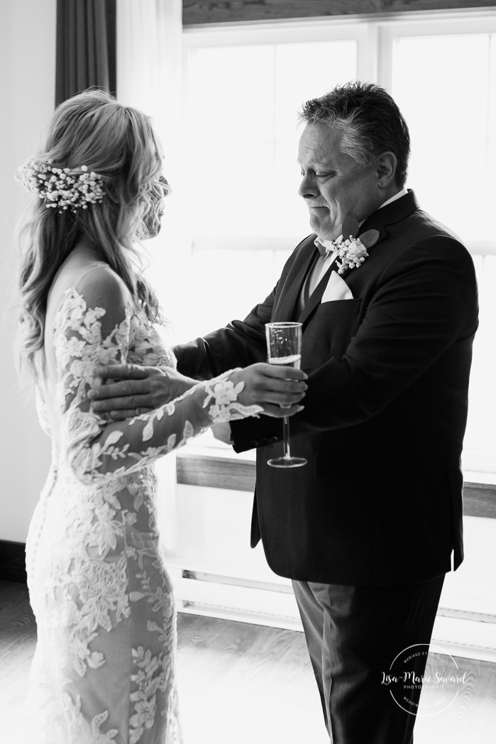 Father of the bride crying when seeing her. Bride getting ready with bridesmaids in hotel room. Photographe de mariage en Mauricie. Mariage Le Baluchon Éco-Villégiature. 