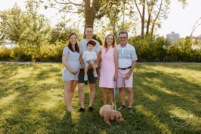 Extended family session. Family photos with grandparents. Family session with dog. Séance photo de famille à Ahuntsic. Photographe à Ahuntsic. Ahuntsic family session. Ahuntsic photographer.