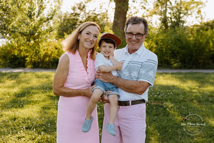 Extended family session. Family photos with grandparents. Grandparents holding grandson. Family session with dog. Séance photo de famille à Ahuntsic. Photographe à Ahuntsic. Ahuntsic family session. Ahuntsic photographer.