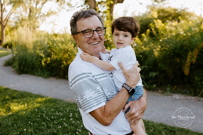 Extended family session. Family photos with grandparents. Grandfather holding grandson. Family session with dog. Séance photo de famille à Ahuntsic. Photographe à Ahuntsic. Ahuntsic family session. Ahuntsic photographer.