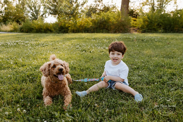 Toddler boy with dog. Family session with toddler boy. Family session with dog. Séance photo de famille à Ahuntsic. Photographe à Ahuntsic. Ahuntsic family session. Ahuntsic photographer.