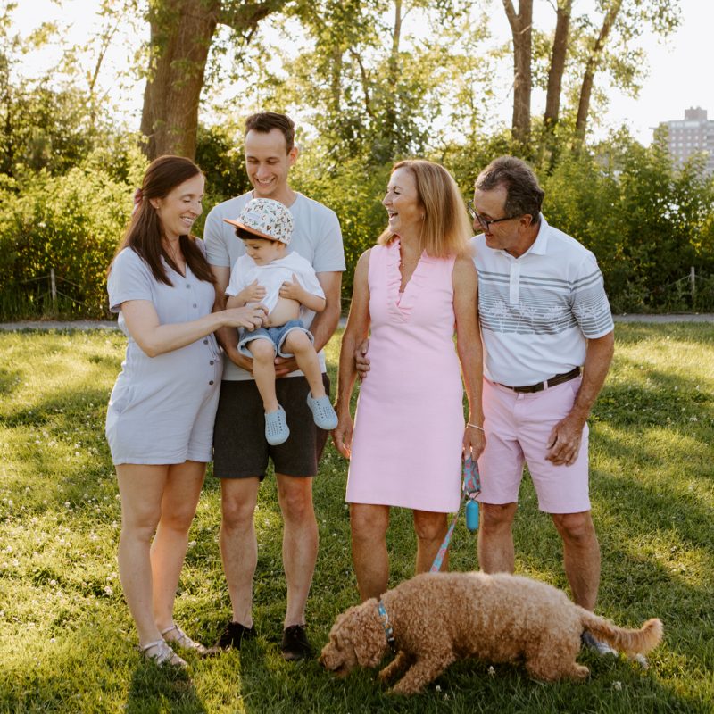 Extended family session. Family photos with grandparents. Family session with dog. Séance photo de famille à Ahuntsic. Photographe à Ahuntsic. Ahuntsic family session. Ahuntsic photographer.