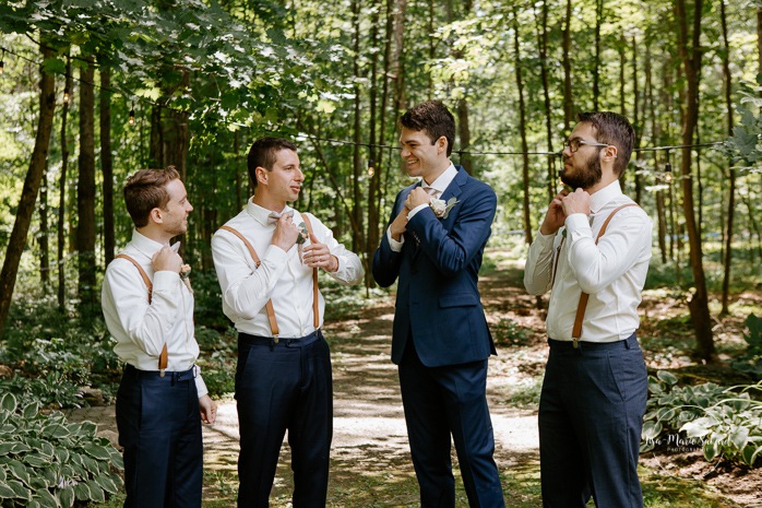 Groom getting ready with groomsmen outside. Mariage à la Cabane à sucre Constantin. Photographe de mariage à Montréal. Cabane à sucre Constantin wedding. Montreal wedding photographer.
