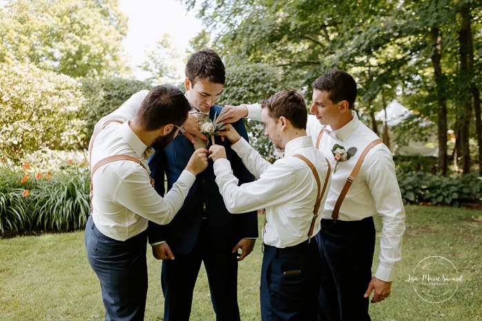 Groom getting ready with groomsmen outside. Mariage à la Cabane à sucre Constantin. Photographe de mariage à Montréal. Cabane à sucre Constantin wedding. Montreal wedding photographer.