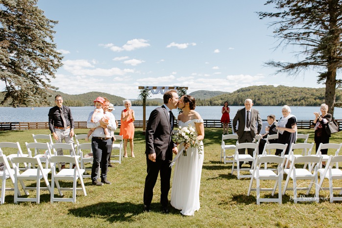 Lakefront wedding ceremony. Outdoor wedding ceremony in front of lake. Photographe de mariage à Mont-Tremblant. Mariage Le Grand Lodge Mont-Tremblant. Mont-Tremblant wedding photographer. Tremblant wedding photos.
