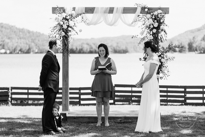 Lakefront wedding ceremony. Outdoor wedding ceremony in front of lake. Photographe de mariage à Mont-Tremblant. Mariage Le Grand Lodge Mont-Tremblant. Mont-Tremblant wedding photographer. Tremblant wedding photos.