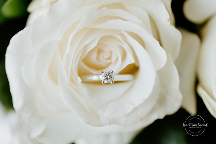 Engagement ring inside white rose. Photographe de mariage à Mont-Tremblant. Mariage Le Grand Lodge Mont-Tremblant. Mont-Tremblant wedding photographer. Tremblant wedding photos.