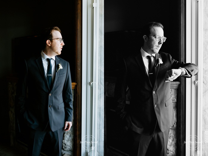 Groom looking at watch before ceremony. Photographe de mariage à Mont-Tremblant. Mariage Le Grand Lodge Mont-Tremblant. Mont-Tremblant wedding photographer. Tremblant wedding photos.