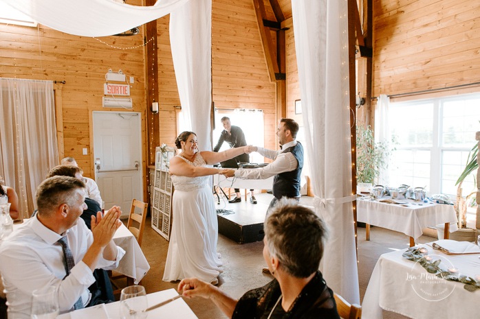 Bride and groom reception entrance. Rustic barn wedding reception. Photographe de mariage au Lac-Saint-Jean. Photographe mariage Saguenay. Mariage à L'Orée des Champs Saint-Nazaire.