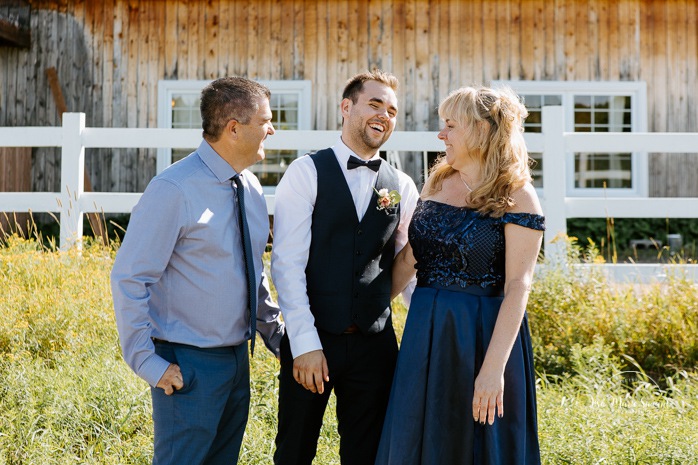 Barn wedding photos. Wedding family photos in front of barn. Photographe de mariage au Lac-Saint-Jean. Photographe mariage Saguenay. Mariage à L'Orée des Champs Saint-Nazaire.