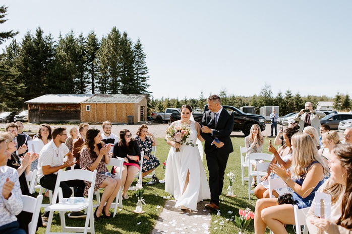 Outdoor wedding ceremony on front of barn. Barn wedding ceremony. Photographe de mariage au Lac-Saint-Jean. Photographe mariage Saguenay. Mariage à L'Orée des Champs Saint-Nazaire.